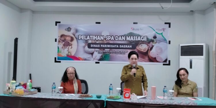 Foto: Pj. Bupati Sangihe, dr. Rinny Tamuntuan membuka Pelatihan Spa dan Massage. (Dok. Istimewa)
