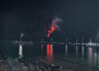 Foto: Erupsi gunung ruang, Tagulandang, malam ini, Rabu 17/4/2024. (Dok. Istimewa)