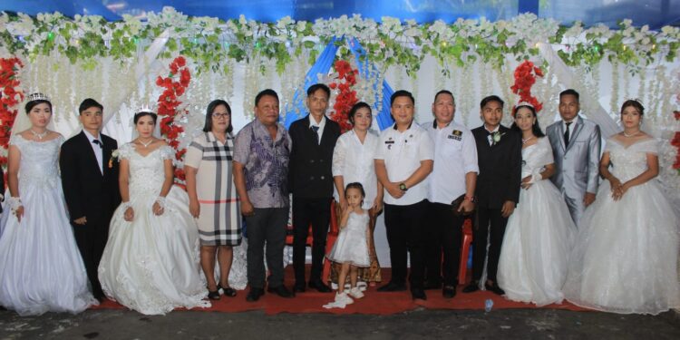 Foto: Camat Manganitu, Julian Pesik, Kapitalaung Bengka, W. Lawitang bersama para pengantin nikah massal. (Dok. Istimewa)