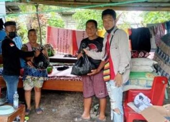 Penyerahan bantuan langsung ke Mayarakat terdampak Gunung Ruang. (Foto: istimewa)