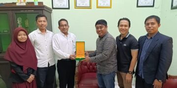 Saat pengurus Dinding Manado menyerahkan Plakat ke Dekan dan jajaran FUAD IAIN Manado. (Foto: istimewa)