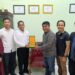 Saat pengurus Dinding Manado menyerahkan Plakat ke Dekan dan jajaran FUAD IAIN Manado. (Foto: istimewa)