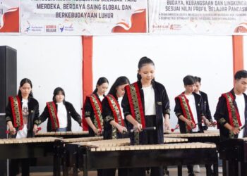 Yohanes bersama rekan-rekannya saat memainkan kolintang. (Foto: istimewa)