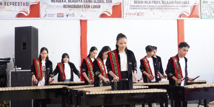 Yohanes bersama rekan-rekannya saat memainkan kolintang. (Foto: istimewa)
