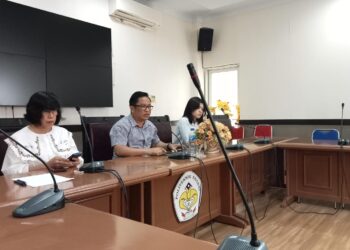 Jumpa Pers Kuasa Hukum Polimdo, Michael Remizaldy Jacobus bersama asistennya, dan Wakil Direktur Bidang Umum dan Keuangan, Susy Marentek. (Foto Meikel/barta)