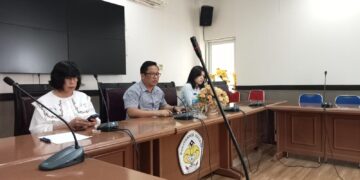 Jumpa Pers Kuasa Hukum Polimdo, Michael Remizaldy Jacobus bersama asistennya, dan Wakil Direktur Bidang Umum dan Keuangan, Susy Marentek. (Foto Meikel/barta)