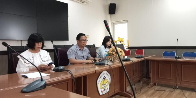 Jumpa Pers Kuasa Hukum Polimdo, Michael Remizaldy Jacobus bersama asistennya, dan Wakil Direktur Bidang Umum dan Keuangan, Susy Marentek. (Foto Meikel/barta)