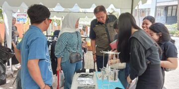 Kaprodi AB Polimdo, Deky Mundung saat melihat salah satu stand. (Foto: meikel/barta)