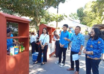 Dosen pengajar, Veky Supit bersama Friska J. Papia memberikan pengarahan. (Foto: meikel/barta)