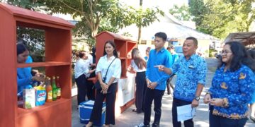 Dosen pengajar, Veky Supit bersama Friska J. Papia memberikan pengarahan. (Foto: meikel/barta)