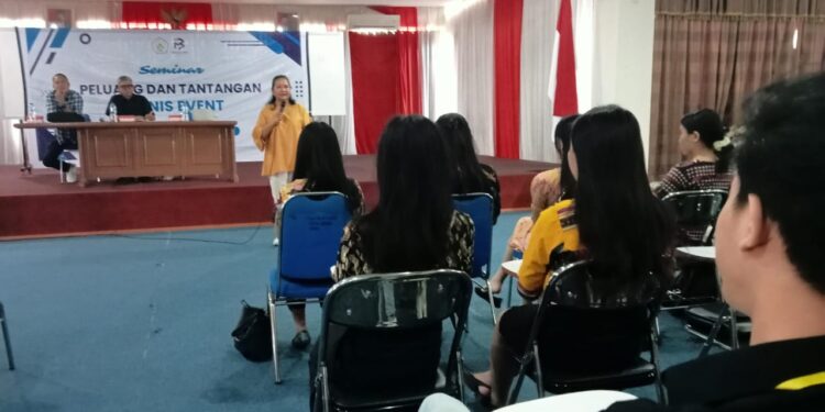 Direktur Polimdo, Mareyke Alelo, saat memberikan pengetahuan kepada mahasiswa AB Polimdo. (Foto: meikel/barta)