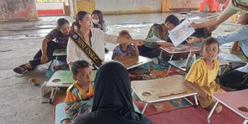 Noni Unsrat 2023, Meissy Natalia Watuseke saat mengajar di kelas Paud. (Foto: Meikel/Barta)