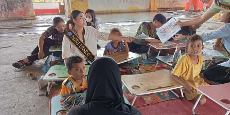 Noni Unsrat 2023, Meissy Natalia Watuseke saat mengajar di kelas Paud. (Foto: Meikel/Barta)