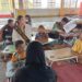 Noni Unsrat 2023, Meissy Natalia Watuseke saat mengajar di kelas Paud. (Foto: Meikel/Barta)