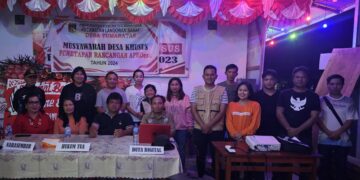 foto bersama masyarakat Tumaratas dengan narasumber. (Foto: istimewa)