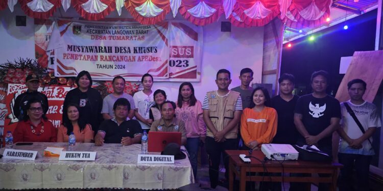 foto bersama masyarakat Tumaratas dengan narasumber. (Foto: istimewa)