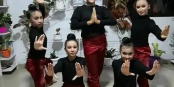 Adolfin Christine Kalatiku bersama rekan-rekan seni tari. (Foto; istimewa)