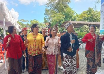 Pimpinan Polimdo dengan nuansa pakain adat sembari menari. (foto: meikel/barta)