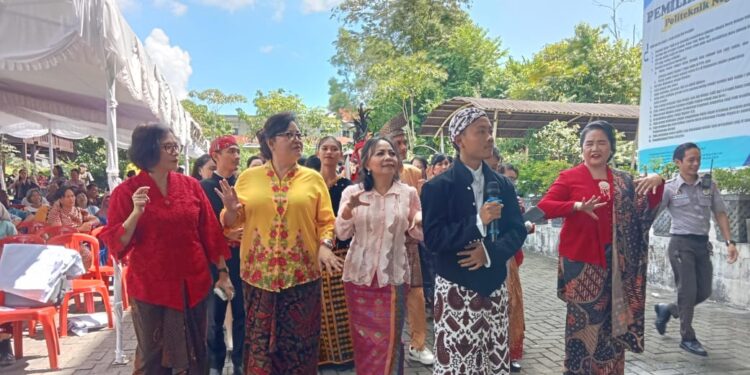 Pimpinan Polimdo dengan nuansa pakain adat sembari menari. (foto: meikel/barta)