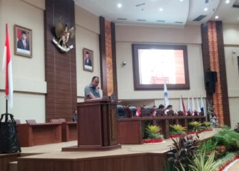 Ketua Bapemperda DPRD Provinsi Sulut, Careig N. Runtu, saat membacakan sambutannya. (Foto: meikel/barta)