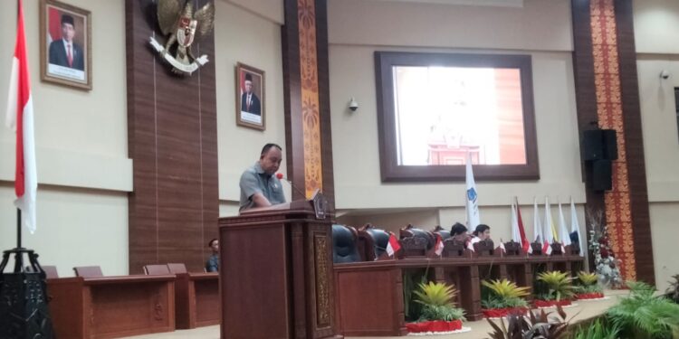 Ketua Bapemperda DPRD Provinsi Sulut, Careig N. Runtu, saat membacakan sambutannya. (Foto: meikel/barta)