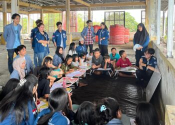 HIMMATIKA Unsrat saat memberikan pembelajaran kepada kelas besar dan kecil. (foto: meikel/barta)