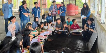 HIMMATIKA Unsrat saat memberikan pembelajaran kepada kelas besar dan kecil. (foto: meikel/barta)