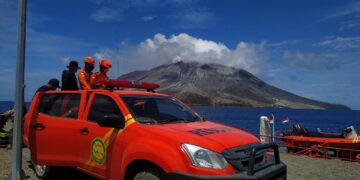 Foto: Tim BNPB turun ke Pulau Tagulandang, Sabtu (4/5/2024). (Dok. Rendy/barta1)