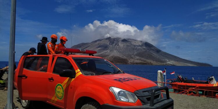 Foto: Tim BNPB turun ke Pulau Tagulandang, Sabtu (4/5/2024). (Dok. Rendy/barta1)