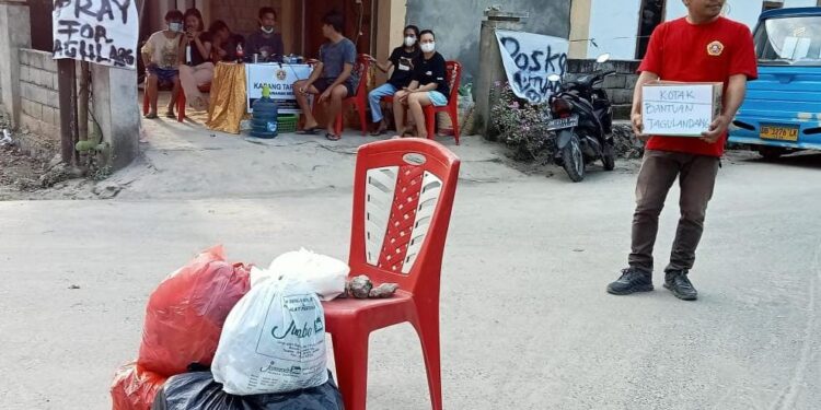 Pengalanggan dana Karang Taruna Meras bersama KPAB lilarung Adventure. (Foto: meiel/barta)