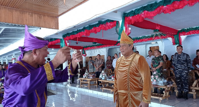Foto : Prosesi memasang kalung adat dalam penyambutan adat kepada pimpinan daerah Sangihe. (Dok. Rendy/barta1)