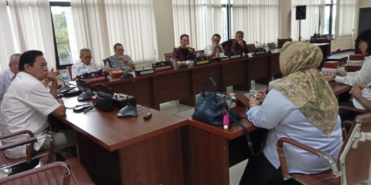 RDP BP2W bersama Komisi III DPRD Sulut. (Foto: meikel/barta).