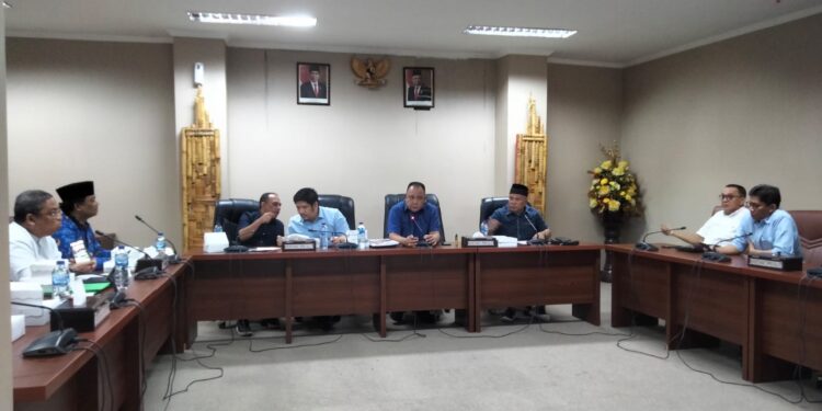 Rapat pembahasan Ranperda Haji. (Foto: meikel/barta)