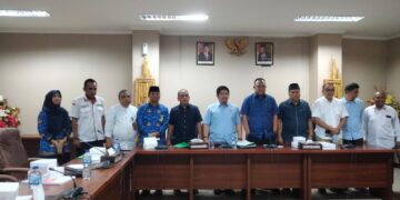 Documentasi setelah pembahasan Ranperda Haji. (Foto: Meikel/barta)