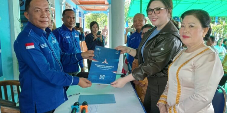 Dr. Pdt. Tammy Wantania, M.Th saat mendaftar ke Partai Demokrat sebagai Bacalon Bupati Talaud.