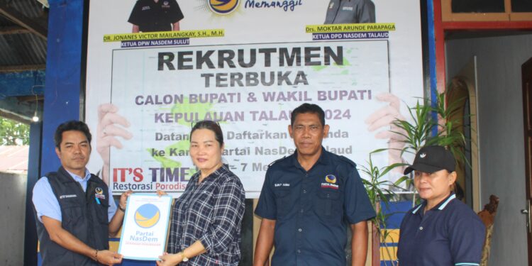 Adel Yul Lantaka, S.Pt saat menyerahkan dokumen pendaftaran Bacawabup kepada pengurus DPD Partai Nasdem Kabupaten Kepulauan Talaud.