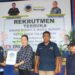 Adel Yul Lantaka, S.Pt saat menyerahkan dokumen pendaftaran Bacawabup kepada pengurus DPD Partai Nasdem Kabupaten Kepulauan Talaud.