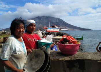 Foto: Sius Hatibae dan Katrina Gaghiwu sesudah kembali mengambil barang-barangnya yang masih bisa diselamatkan di pulau Ruang. (Dok. Rendy/Barta1)