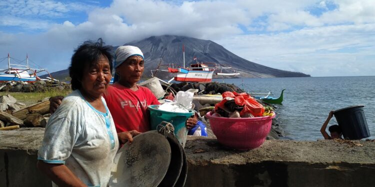 Foto: Sius Hatibae dan Katrina Gaghiwu sesudah kembali mengambil barang-barangnya yang masih bisa diselamatkan di pulau Ruang. (Dok. Rendy/Barta1)