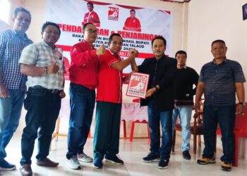 Tim IH24 saat memasukan berkas pendaftaran Irwan Hasan, S.E sebagai bakal calon Bupati di sekretariat PSI Talaud.