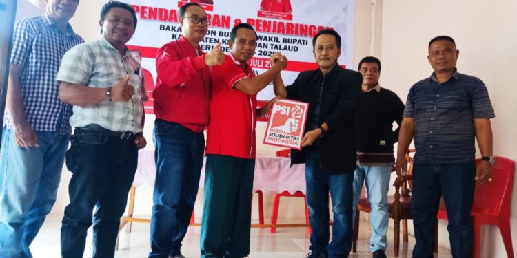 Tim IH24 saat memasukan berkas pendaftaran Irwan Hasan, S.E sebagai bakal calon Bupati di sekretariat PSI Talaud.