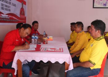 Yopi Saraung, S.E bersama sejumlah pengurus Partai Golkar saat mendaftar sebagai bakal calon Bupati di sekretariat PSI.