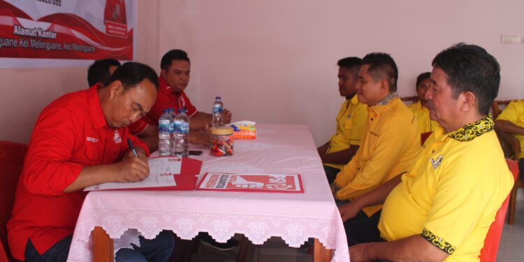 Yopi Saraung, S.E bersama sejumlah pengurus Partai Golkar saat mendaftar sebagai bakal calon Bupati di sekretariat PSI.