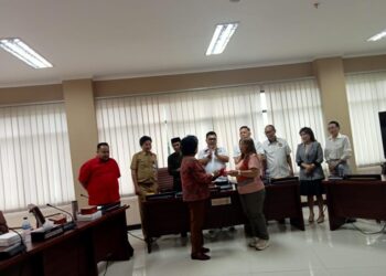 Penyerahan berkas seleksi KPID Sulut. (Foto: meikel/barta)