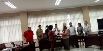 Penyerahan berkas seleksi KPID Sulut. (Foto: meikel/barta)