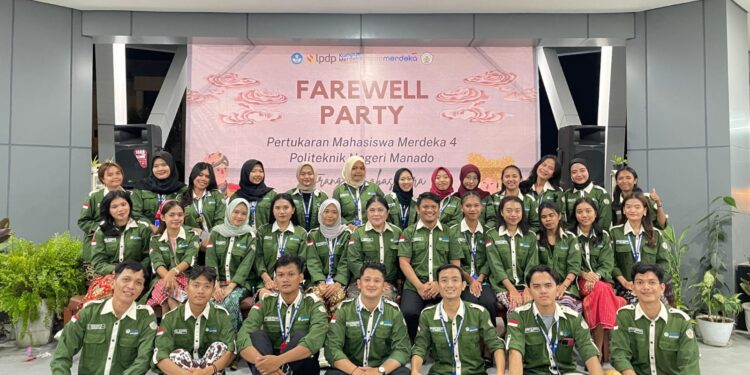 Dosen penggungjawab dan mahasiswa PMM Polimdo. (foto: istimewa)