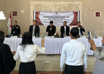 Pelaksanaan pelantikan jajaran PPS yang akan bertugas di Pilkada Minahasa Tenggara. (foto: KPU Mitra)