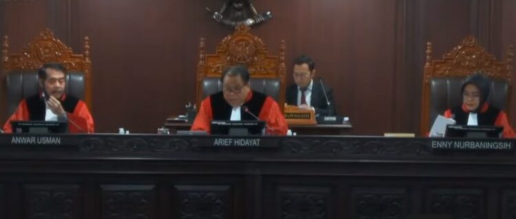 Proses persidangan PHPU yang dipimpin 3 hakim Mahkamah Konstitusi. (foto: Youtube KPU RI)
