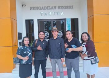 Saksi, pengacara dan pihak tergugat foto bersama usai sidang putusan di PN Tahuna. (foto: istimewa)