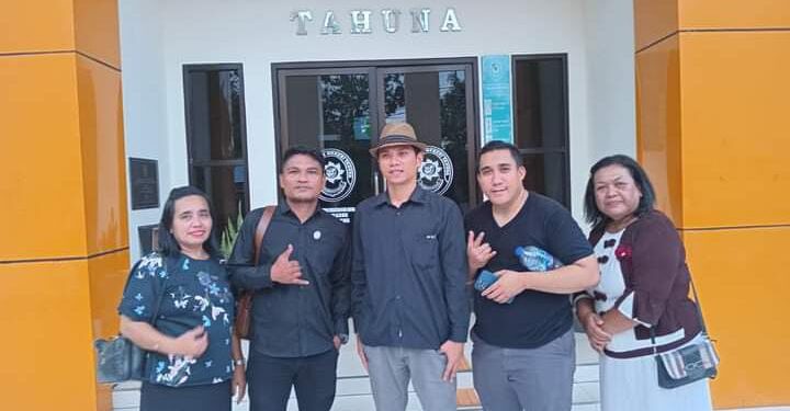 Saksi, pengacara dan pihak tergugat foto bersama usai sidang putusan di PN Tahuna. (foto: istimewa)